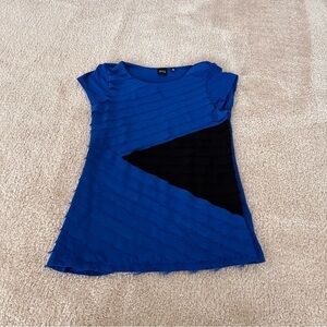 EUC Women’s Saks Black Saks Fifth Avenue Short Sleeved Top!